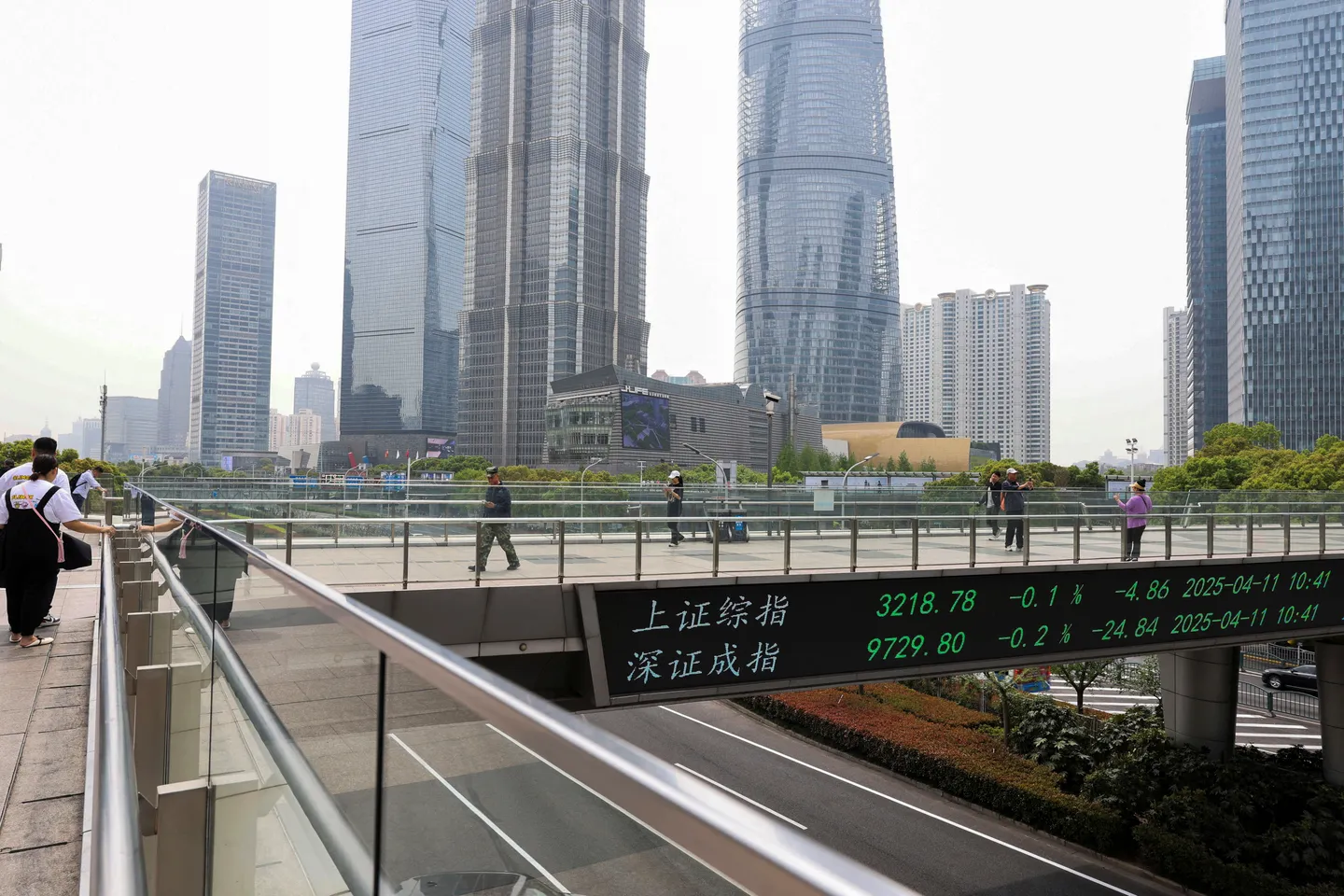 الصين ترفع الرسوم الجمركية على السلع الأمريكية إلى 125% وتقدّم شكوى إلى منظمة التجارة