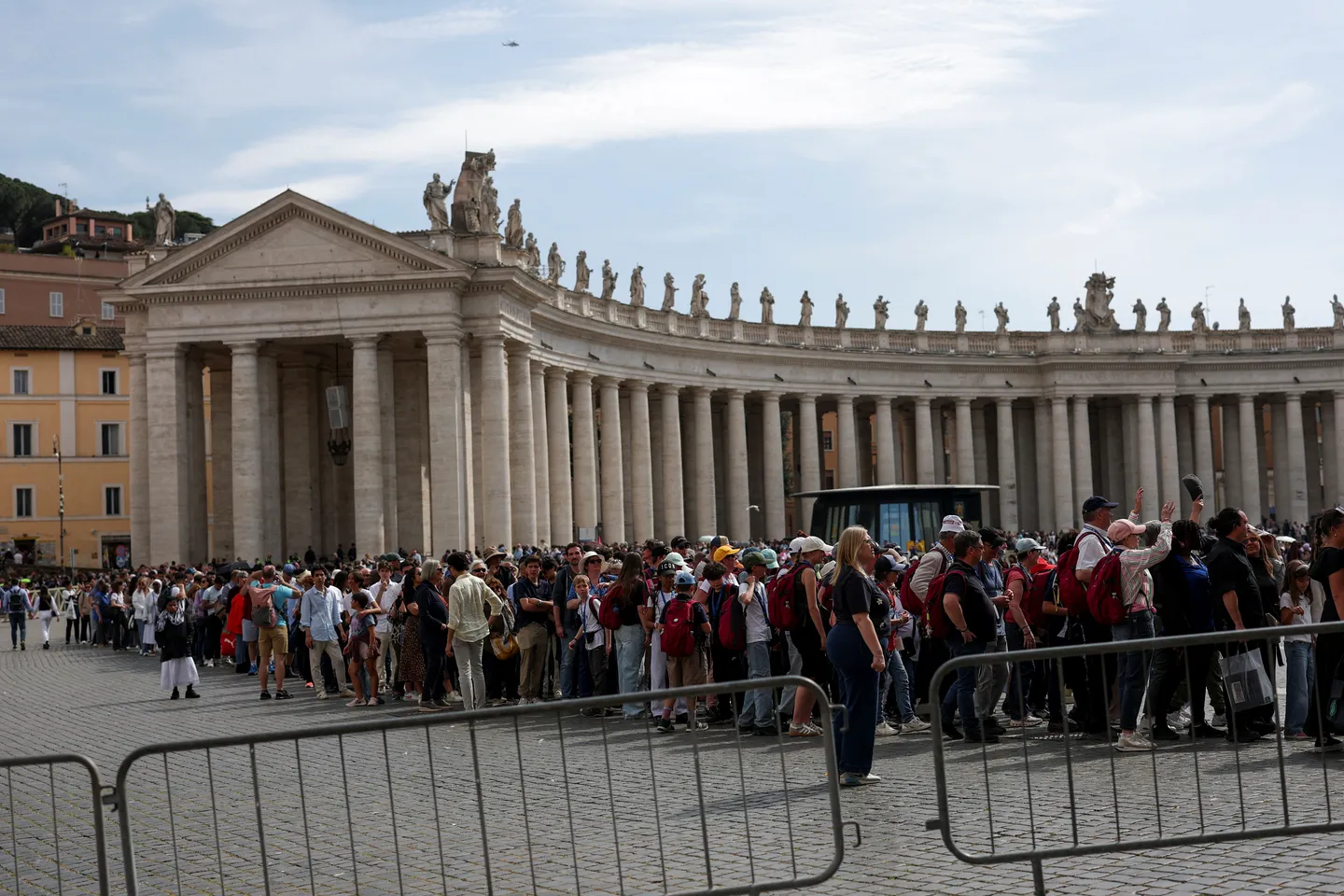 프란치스코 교황이 로마에서 마지막 작별 인사를 하기 위해 모인 수천 명의 사람들 앞에서 안치되다