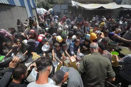 Gaza: Palestinska djeca u dugim redovima čekaju hranu