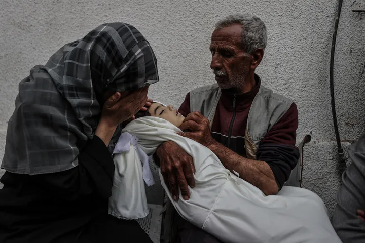 3 شهداء فلسطينيين بغزة بينهم طفل في استهداف الاحتلال مركبة مدنية