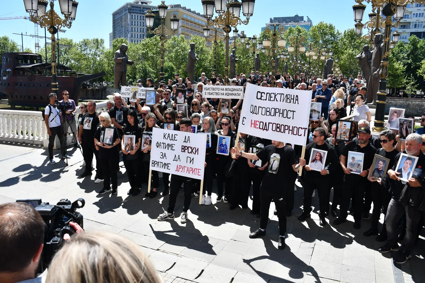 Семејствата на настраданите во пожарот во Кочани одржаа протест во Скопје