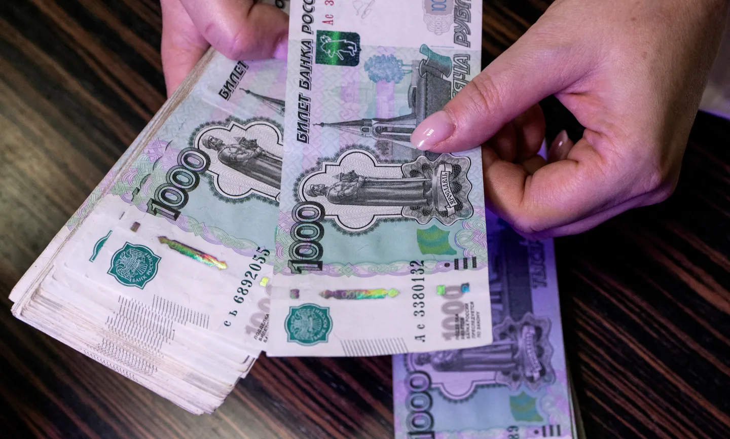 Нефть дешевеет — дефицит растет