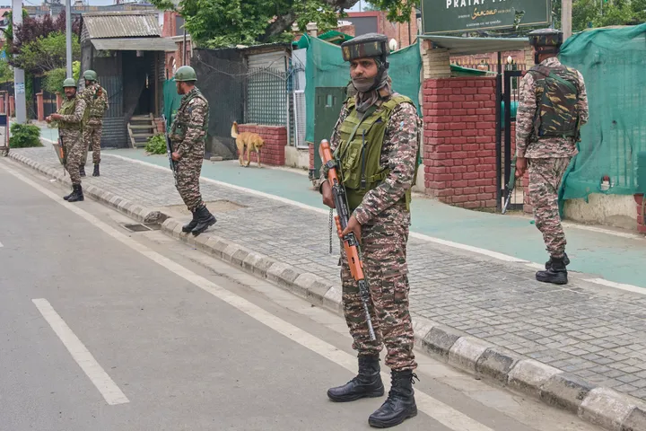 Russia says willing to help resolve India-Pakistan differences over Kashmir