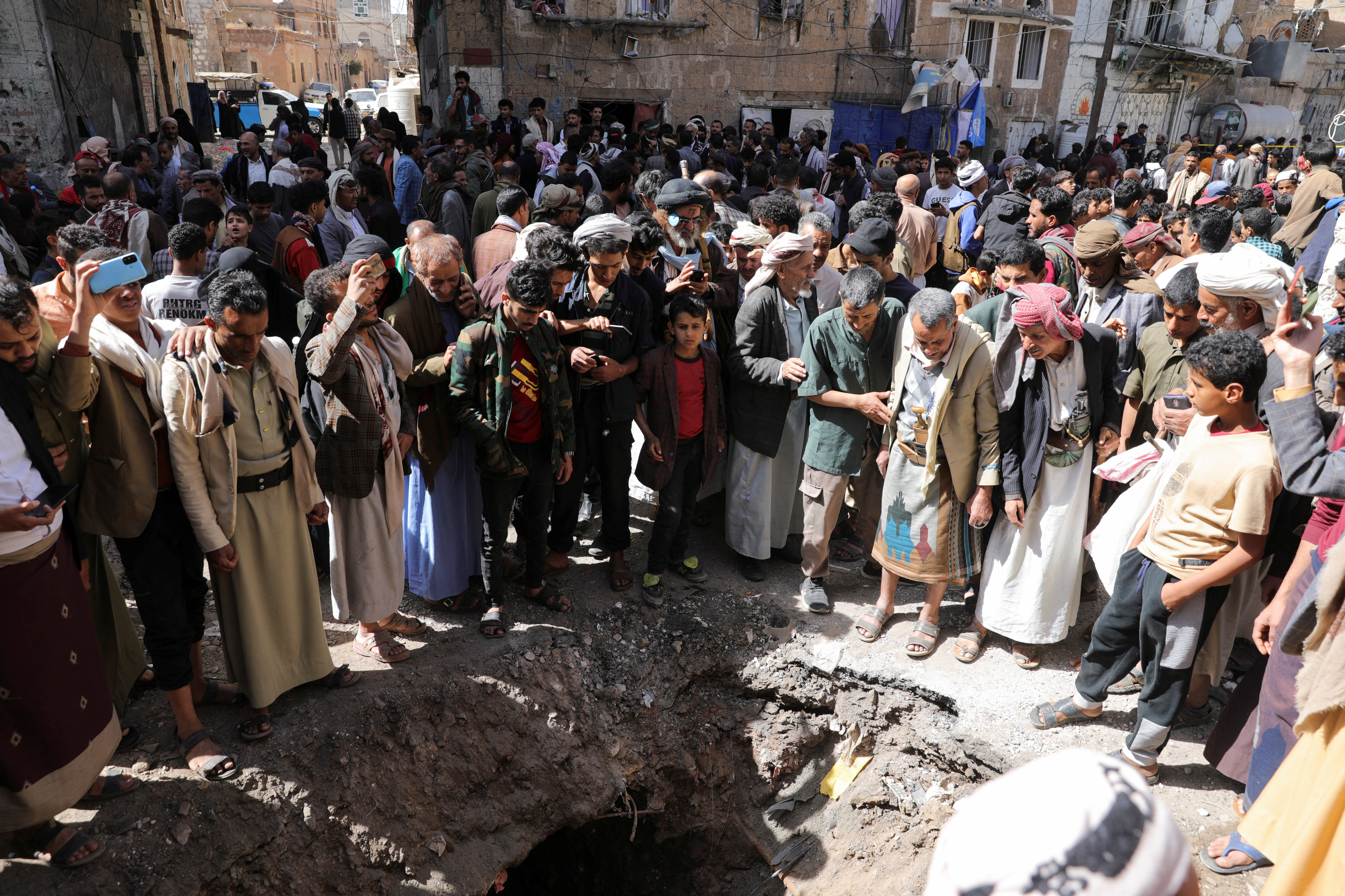 تواصل الغارات الأمريكية على اليمن.. والأمم المتحدة: 4.8 مليون نازح يحتاجون إلى دعم عاجل