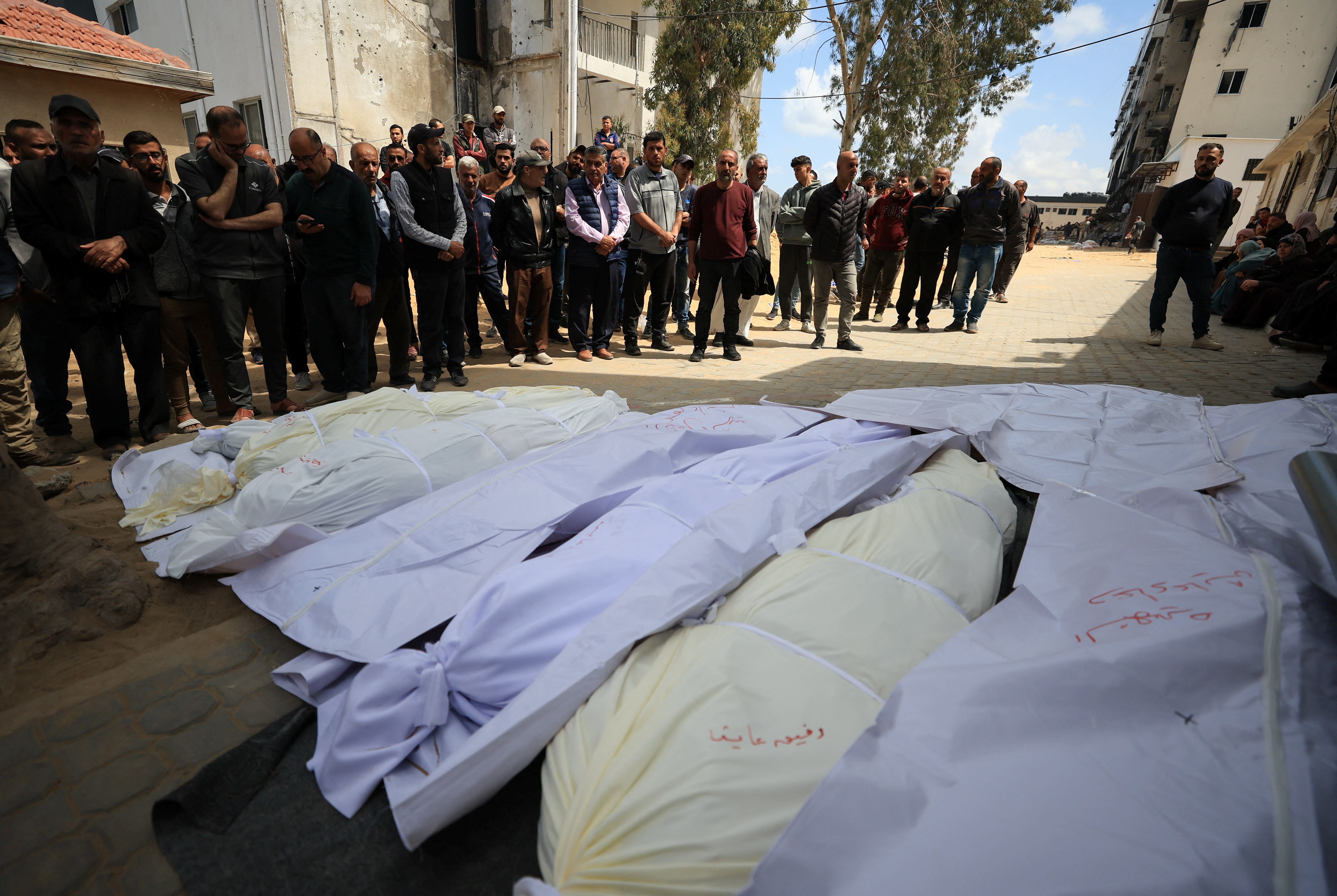 32 شهيداً في غزة خلال يوم والاحتلال يفرج عن 10 أسرى بحالة صحية صعبة