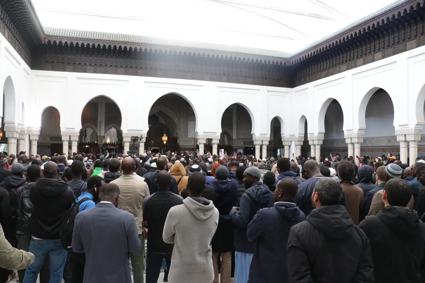 Des centaines de personnes réunies à Paris pour la prière mortuaire d’Aboubakar Cissé