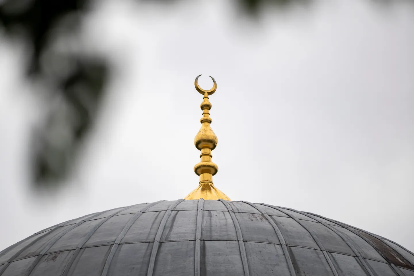Mann mit Messern betritt Moschee