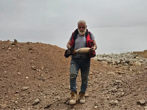 Era mecánico y hoy se juega la vida desactivando bombas abandonadas en Siria