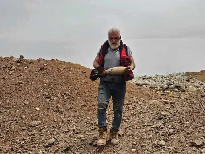 Era mecánico y hoy se juega la vida desactivando bombas abandonadas en Siria