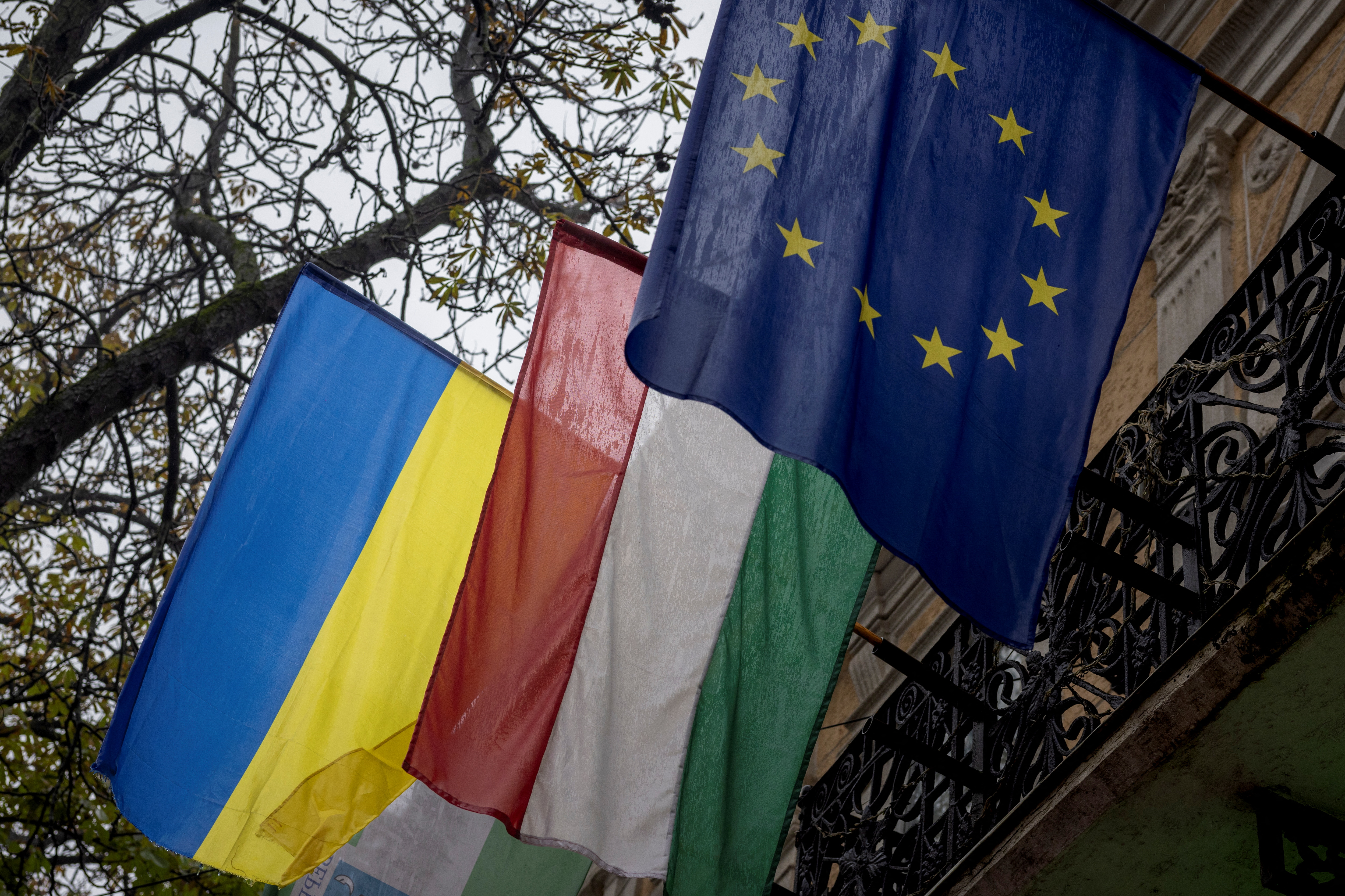 Ukraine, Hungary expel two diplomats each in spying row