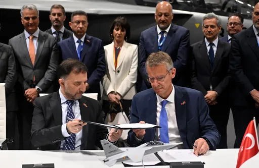 España firma un acuerdo histórico con Türkiye para importar y coproducir el avión HURJET