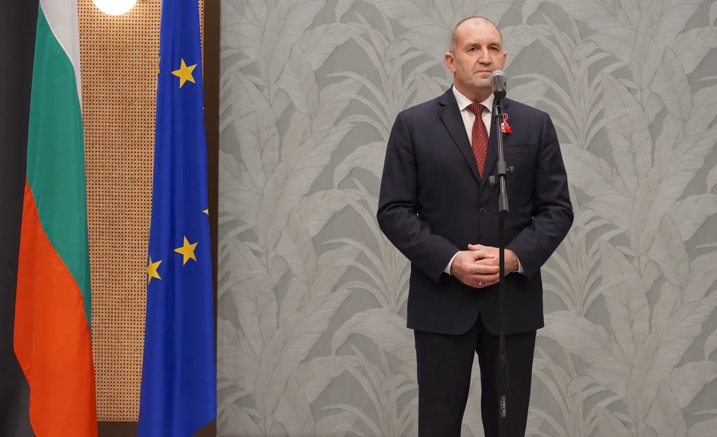 Радев го испраќа барањето за референдум за еврото до Уставниот суд