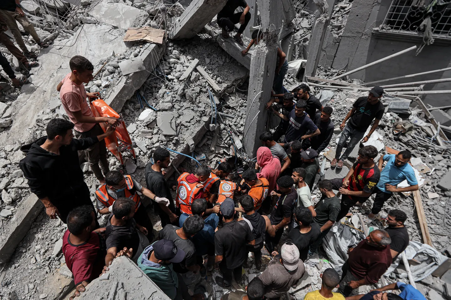 استشهاد 200 فلسطيني وتدمير 1000 منزل بغزة خلال يومين.. والاحتلال يتوعد بتوسيع الإبادة