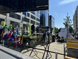 Fermerët protestojnë para institucioneve të BE-së, të shqetësuar me politikat bujqësore të Unionit