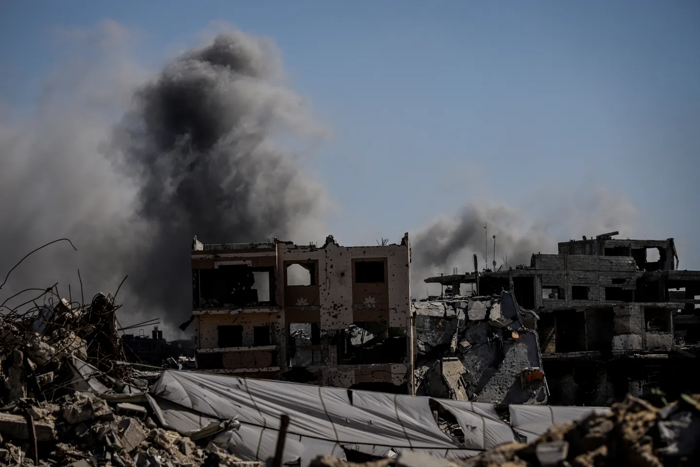 I raid aerei israeliani hanno ucciso decine di altri palestinesi a Gaza."