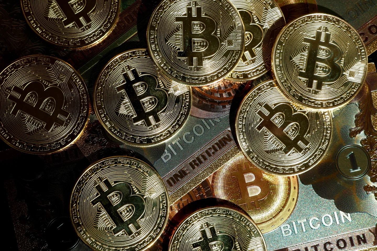 عملة بتكوين المشفرة تحقق أرقاماً قياسية مقابل تراجع الدولار الأمريكي
