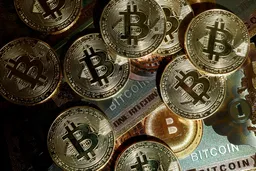 عملة بتكوين المشفرة تحقق أرقاماً قياسية مقابل تراجع الدولار الأمريكي