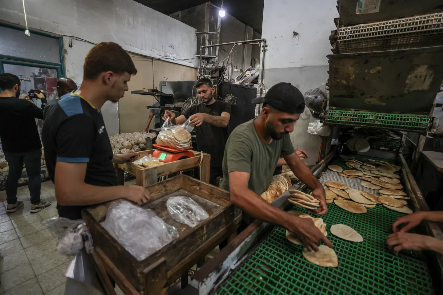 Rifillon prodhimi i bukës në Gaza pas bllokadës 81-ditore të ndihmës humanitare nga Izraeli