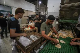 Rifillon prodhimi i bukës në Gaza pas bllokadës 81-ditore të ndihmës humanitare nga Izraeli