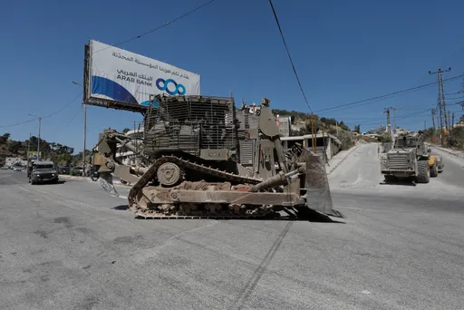 جيش الاحتلال يبدأ هدم منازل في جنين ويُمهّد لممرات عسكرية داخل مخيمات الضفة