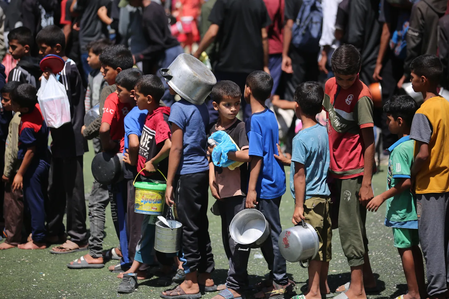 Palestinci u redovima za vodu i obrok u Gazi
