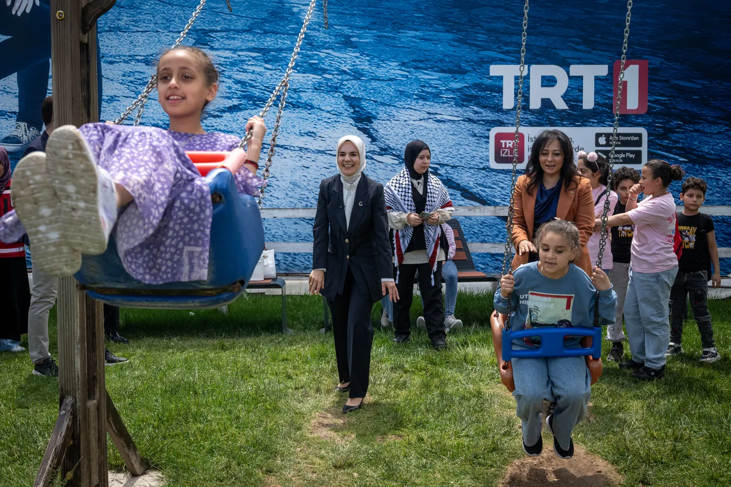 Turkish, Palestinian ministers meet Gaza children evacuated to Türkiye for treatment