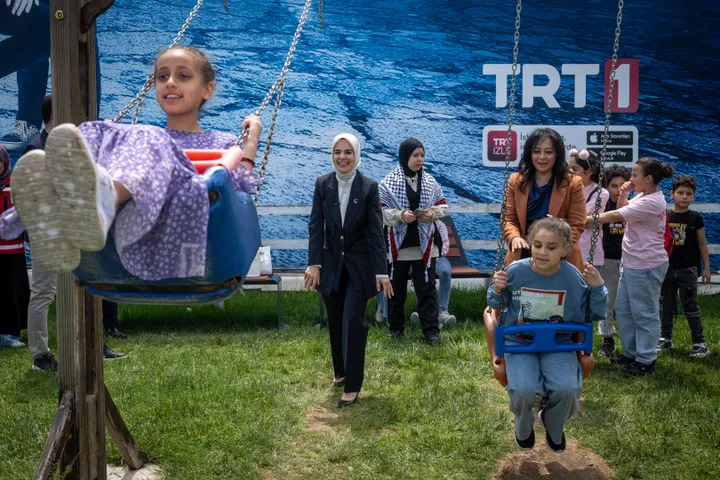 Turkish, Palestinian ministers meet Gaza children evacuated to Türkiye for treatment