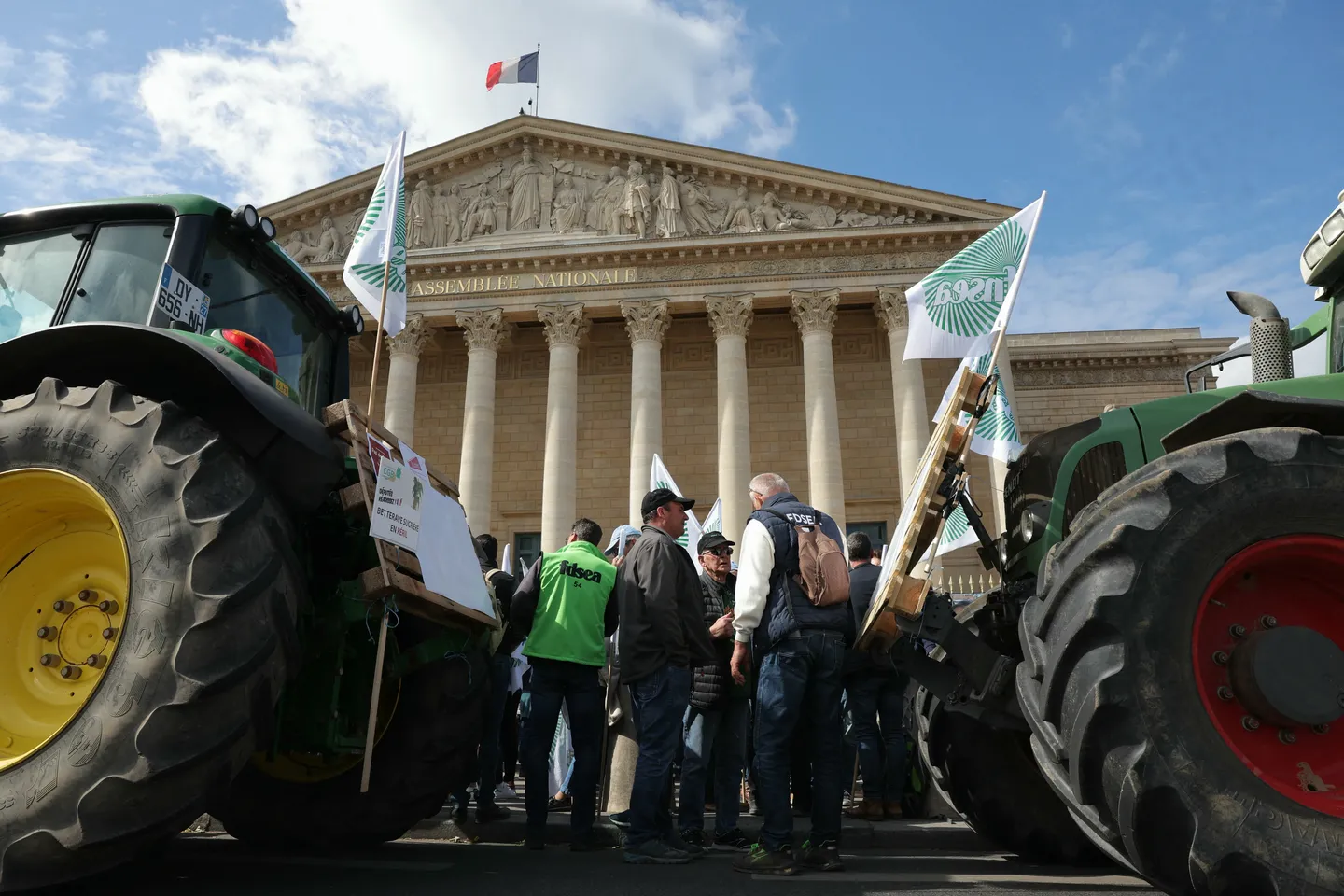 Des tracteurs dans les rues de Paris pour la levée des contraintes agricoles
