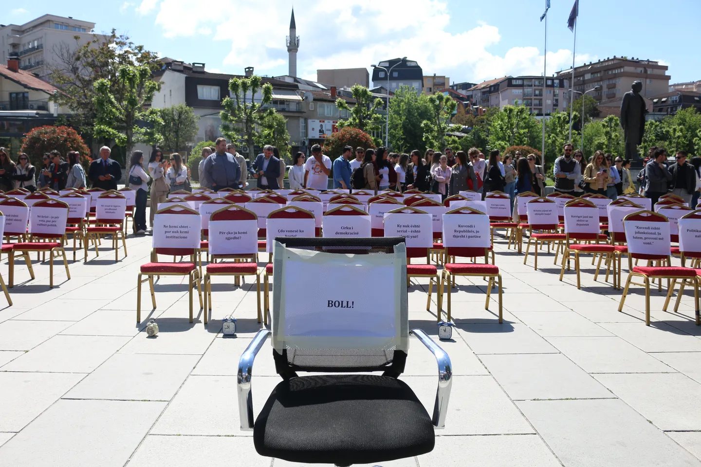 Aksion simbolik para Kuvendit të Kosovës: 120 karrige me mesazhe kritike për deputetët