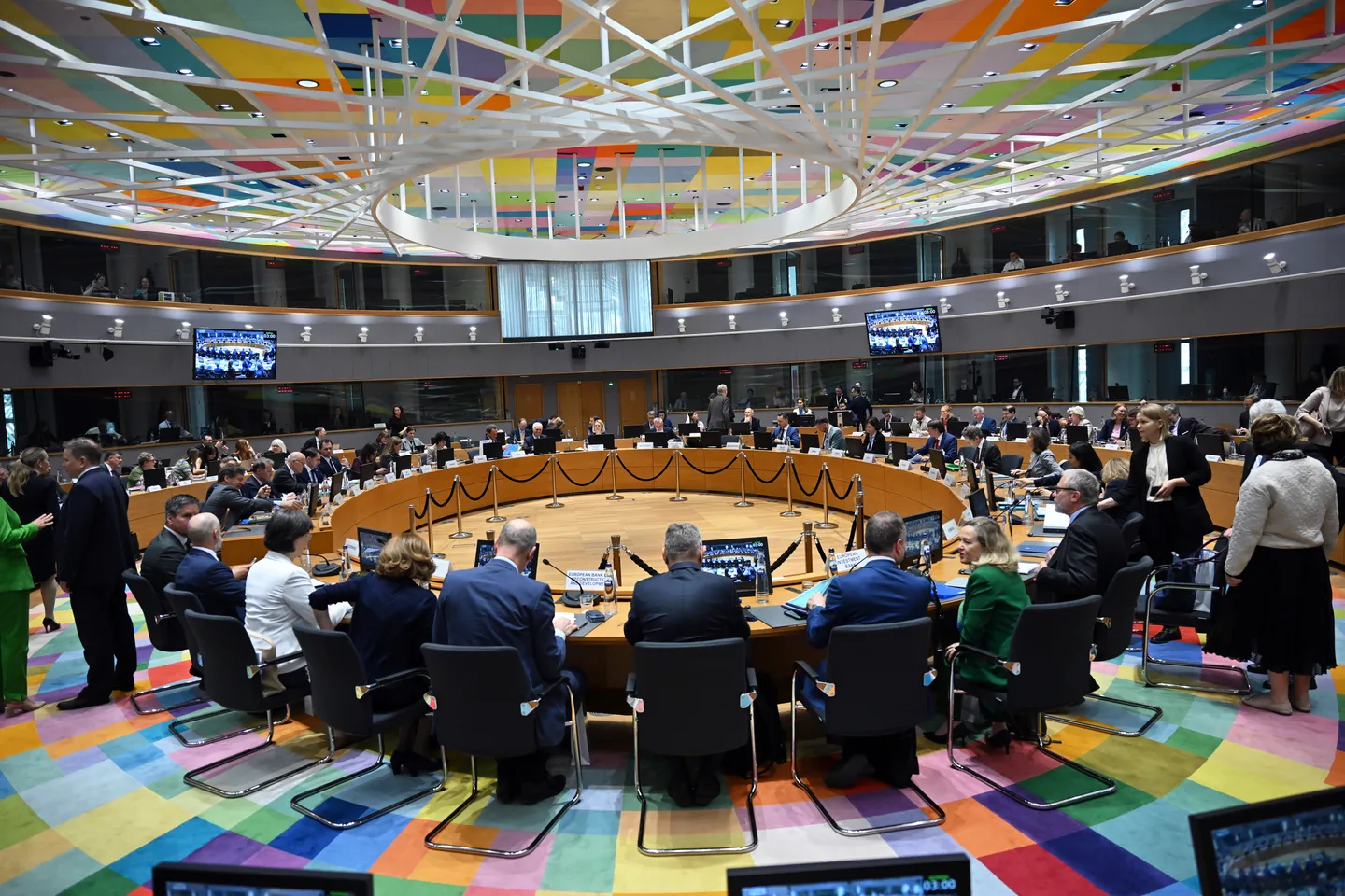 UE ridică sancțiunile economice impuse Siriei, invocând sprijinul pentru tranziția politică și redresare