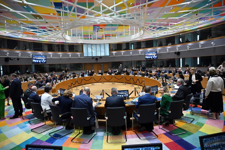 UE ridică sancțiunile economice impuse Siriei, invocând sprijinul pentru tranziția politică și redresare