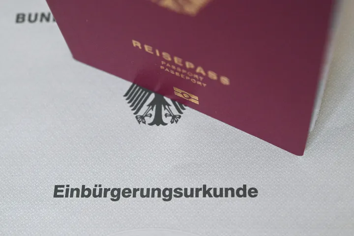 Bericht: Zahl der Einbürgerungen auf Rekordniveau