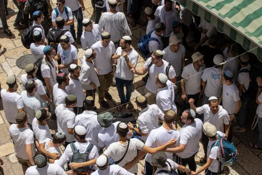 Centinaia di coloni israeliani illegali hanno fatto irruzione nella Moschea di Al-Aqsa per Shavuot