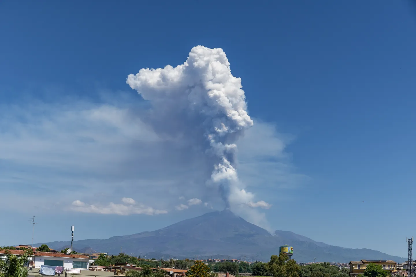 Vullkani Etna në Itali shpërthen fuqishëm, nxjerrë hi dhe lavë