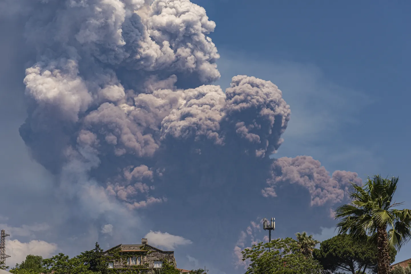 Urušavanje kratera vulkana Etna izazvalo masivnu erupciju