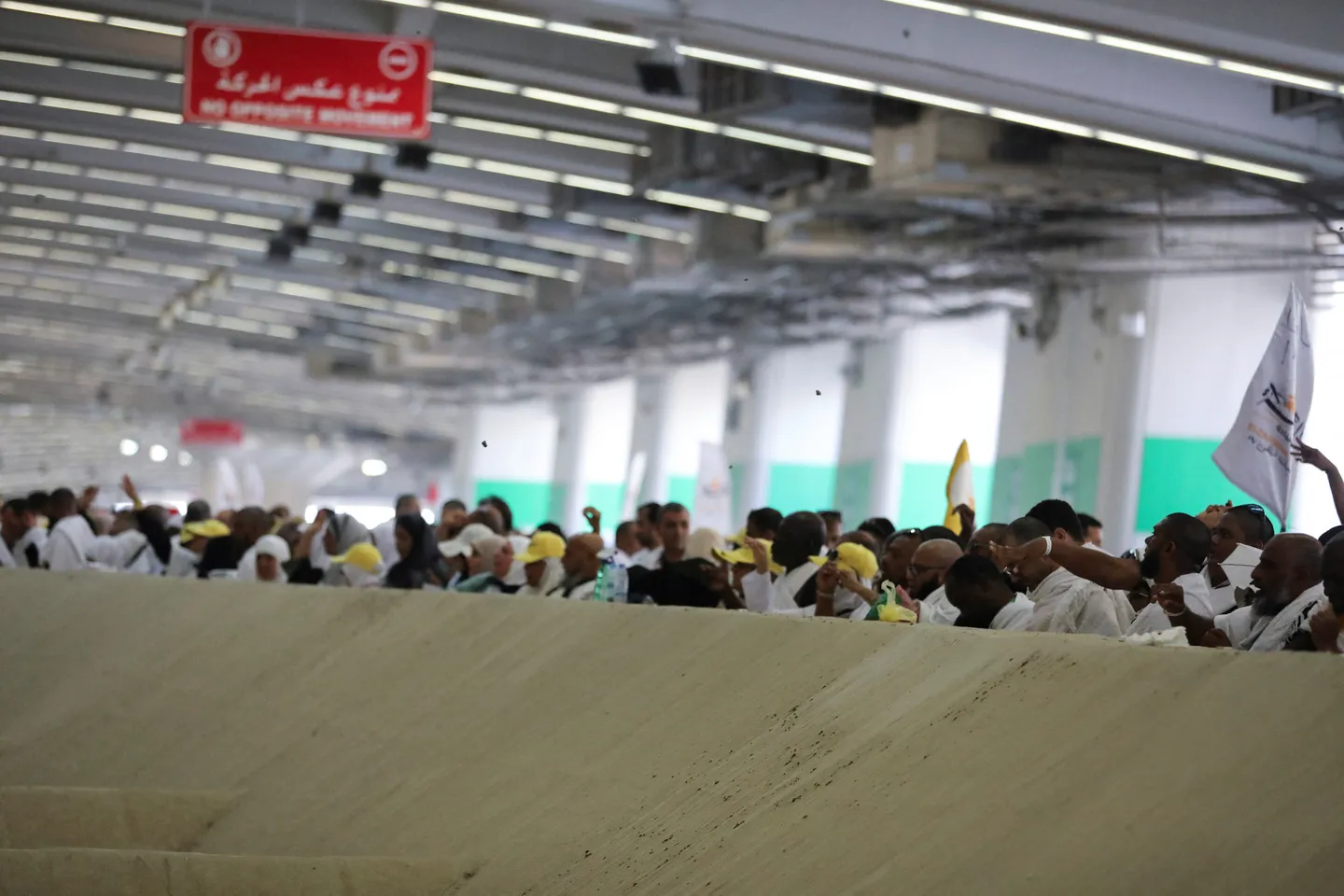 حجاج بيت الله يواصلون رمي الجمرات في أول أيام التشريق والسعودية تدعو الحجاج إلى التزام التعليمات