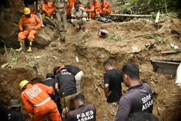 Spašavanje preživjelih nakon klizišta pokrenutog padom stijene od devet metara u Indiji
