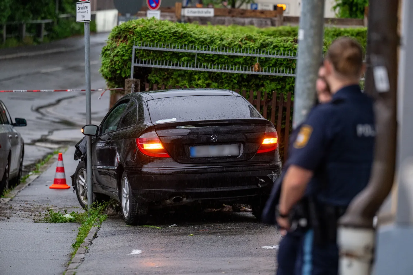 Mann fährt Ehefrau und Kind an - Sorgerechtsstreit vermutet