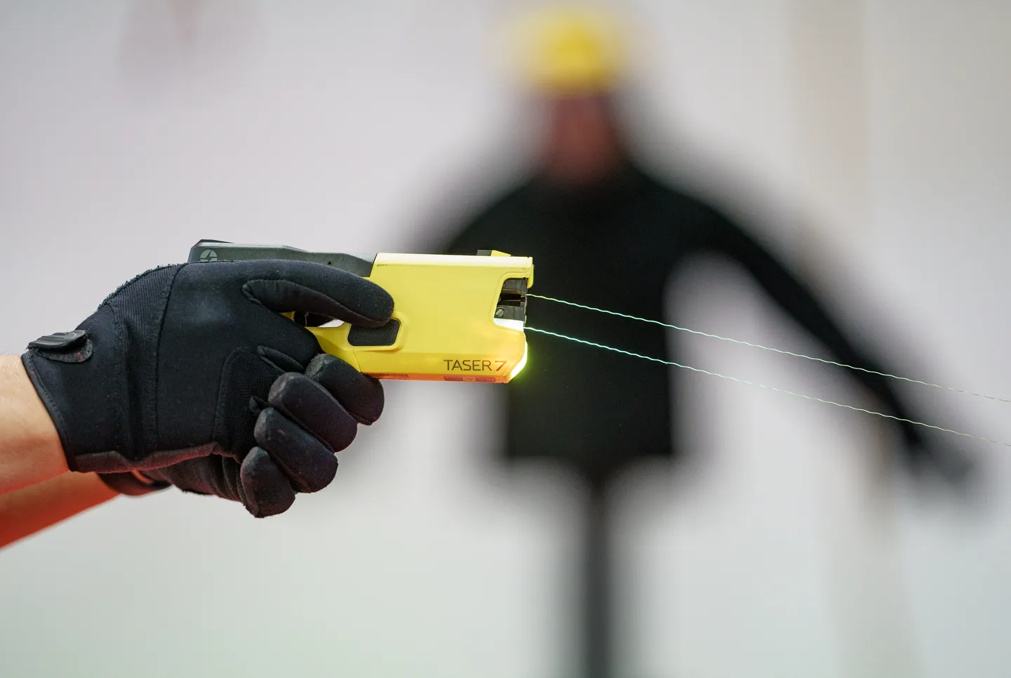 Innenminister Dobrindt will Taser für die Bundespolizei