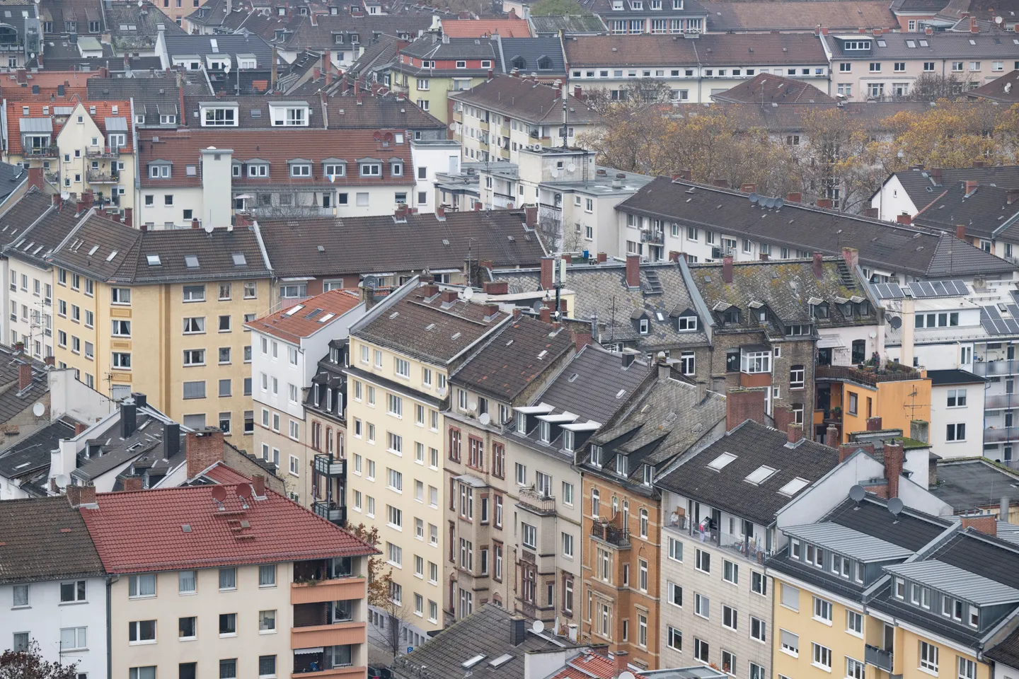 Rund jeder Siebte zahlt mehr als halben Monatslohn für Miete