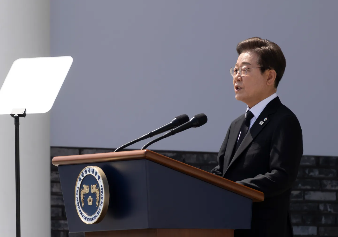 Japanese PM makes first contact with new South Korean president