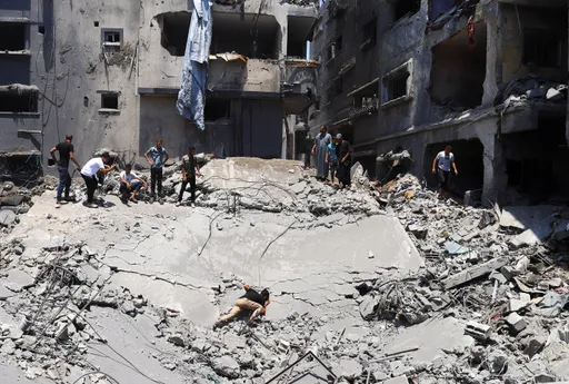 "نفقدهم دفعة واحدة، ونبحث عنهم فرادى".. مأساة الغزيّين تحت الأنقاض