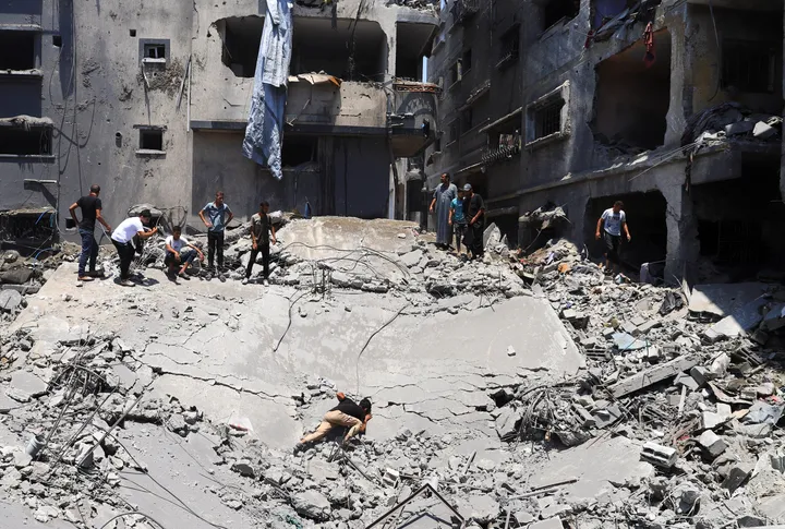 "نفقدهم دفعة واحدة، ونبحث عنهم فرادى".. مأساة الغزيّين تحت الأنقاض