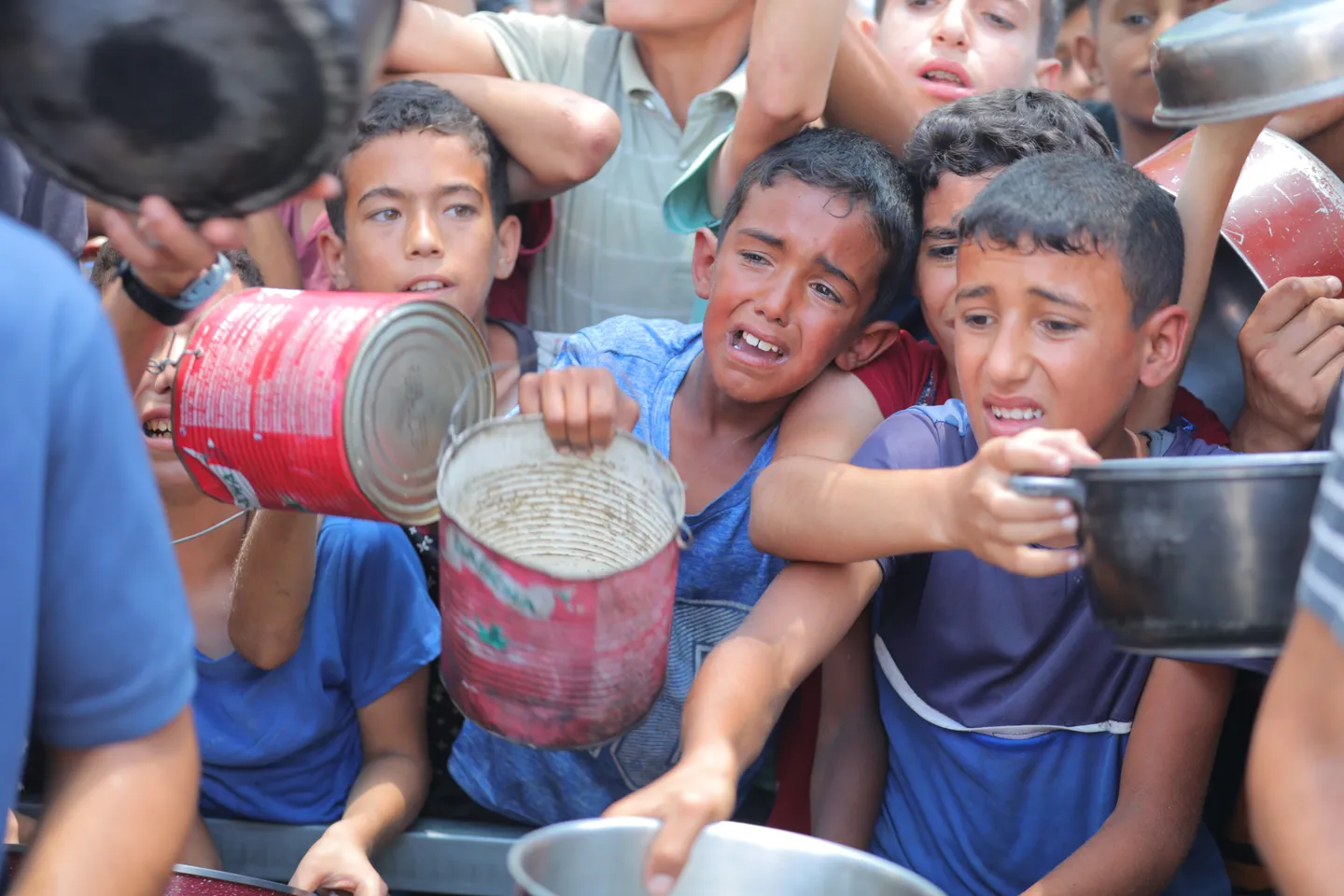 الاحتلال يقتل مدنيين في أثناء بحثهم عن المساعدات في غزة.. والأطفال يواجهون الموت جوعاً تحت الحصار