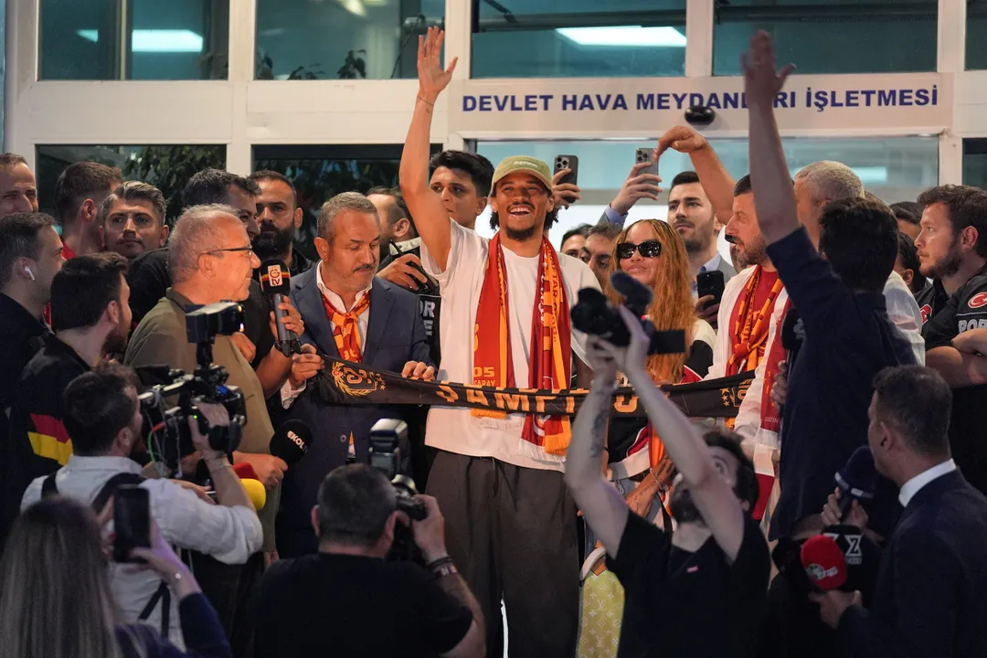Galatasaray : Les supporters accueillent Leroy Sané dans la nuit à Istanbul