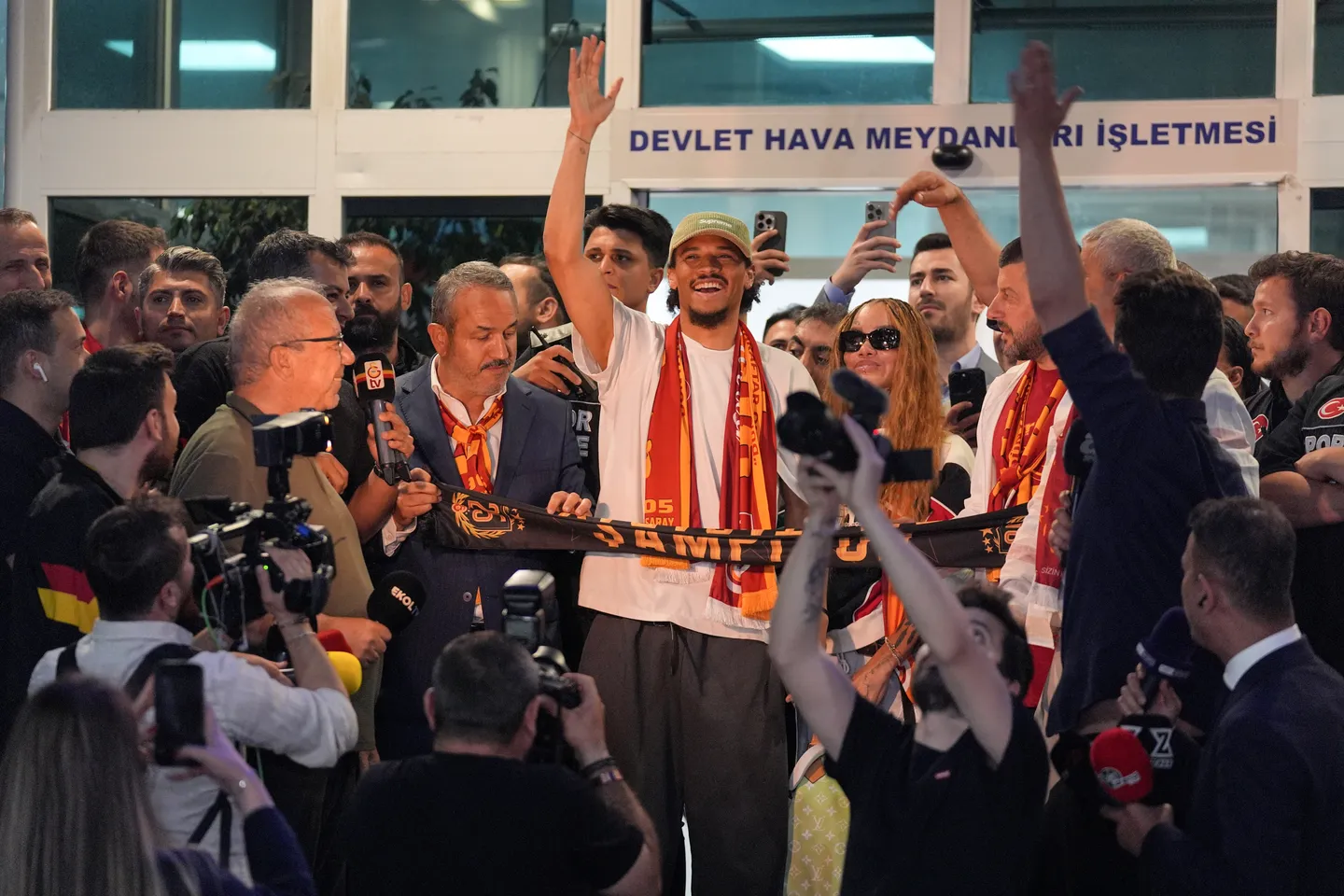 Galatasaray : Les supporters accueillent Leroy Sané dans la nuit à Istanbul