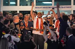 Galatasaray : Les supporters accueillent Leroy Sané dans la nuit à Istanbul