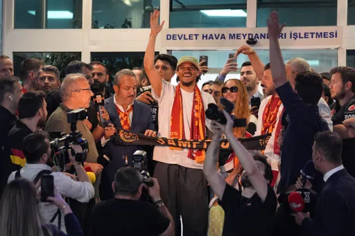 Galatasaray-Fans empfangen Sané nachts in Istanbul