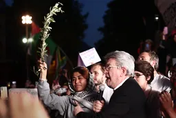 Rima Hassan, accueillie en bain de foule à Paris, annonce le départ d’un nouveau bateau pour Gaza