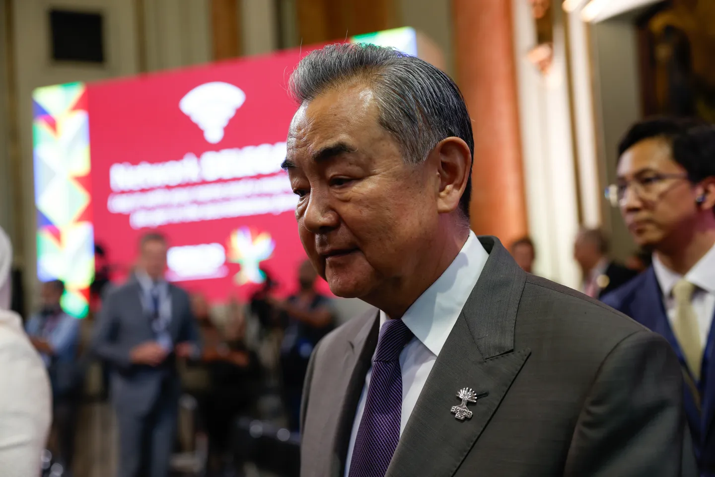 Chinas Außenminister telefoniert mit Kollegen aus Israel und Iran